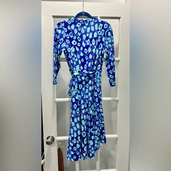 Lilly Pulitzer Rozaline Wrap Dress Multi
Color Lil Kitty Print - Small - Picture 4 of 7